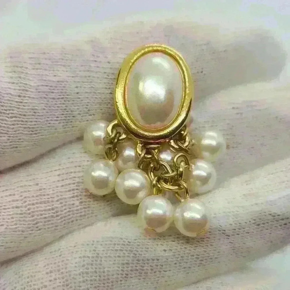 Vintage KJL and LC gold tone with pearl like clip-on earrings set - Picture 13 of 16